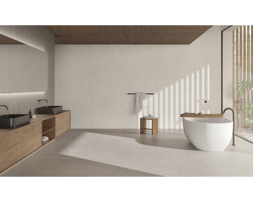 Helles Badezimmer mit Doppelwaschtisch, freistehender Badewanne und Holzdecke