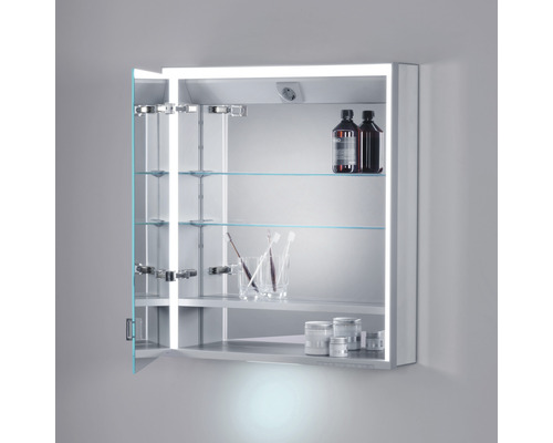 Geöffneter Spiegelschrank mit Glasböden und Beleuchtung