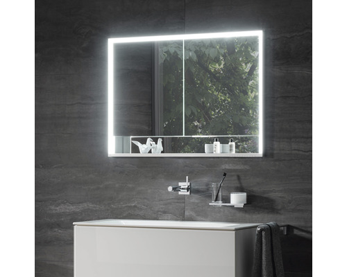 Badezimmer mit beleuchtetem Spiegelschrank, Waschbecken und Armaturen