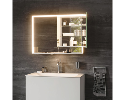 Modernes Badezimmer mit beleuchtetem Spiegelschrank, Waschbeckenunterschrank und Handtuchhalter