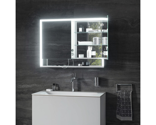 Badezimmer mit Waschbeckenunterschrank, Waschtischarmatur und Spiegelschrank mit Beleuchtung