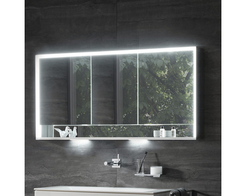 Beleuchteter Spiegelschrank mit Ablage im Badezimmer.