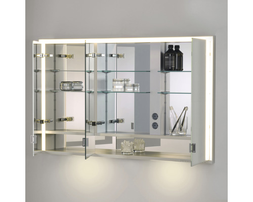 Offener Spiegelschrank mit Glasablagen und Beleuchtung