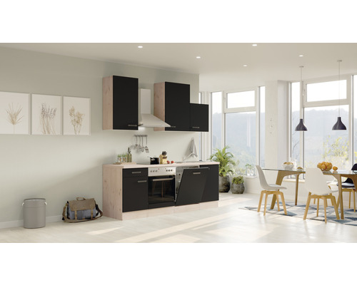 Helle Küche mit Ober- und Unterschränken, Dunstabzugshaube und integrierten Elektrogeräten in einem hellen Raum.