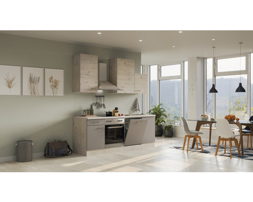 Helle Küche mit Küchenschränken, Spüle, Herd und Geschirrspüler in einem geräumigen Wohnbereich mit Esstisch