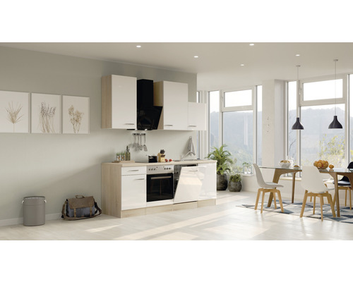 Moderne Einbauküche in einem hellen Raum mit Essbereich.