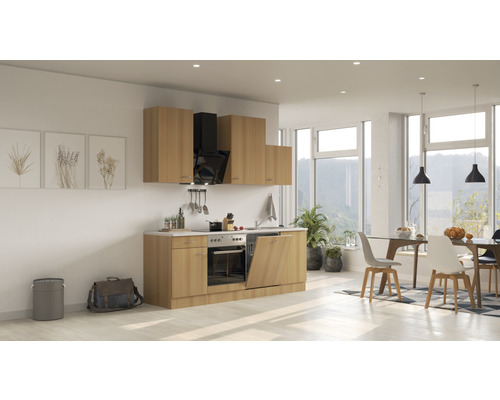 Helle Küche mit Einbauschränken, Dunstabzugshaube und Esstisch in einem geräumigen Raum.