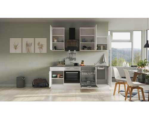 Helle Küche mit Einbauschränken, Spüle, Herd und Geschirrspüler.