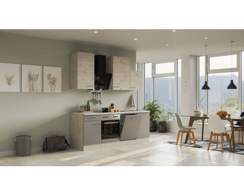 Helle Küche mit Küchenschränken, Dunstabzugshaube, Geschirrspüler und Essbereich