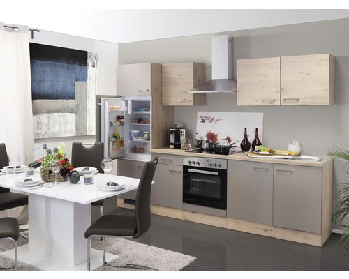 Kücheneinrichtung mit Esstisch, Stühlen, Kühlschrank, Herd und Dunstabzugshaube in einem hellen, freundlichen Design