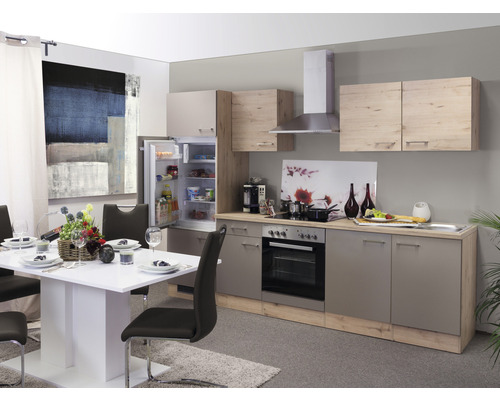 Küchenzeile mit Esstisch und Stühlen in einem hellen Raum.