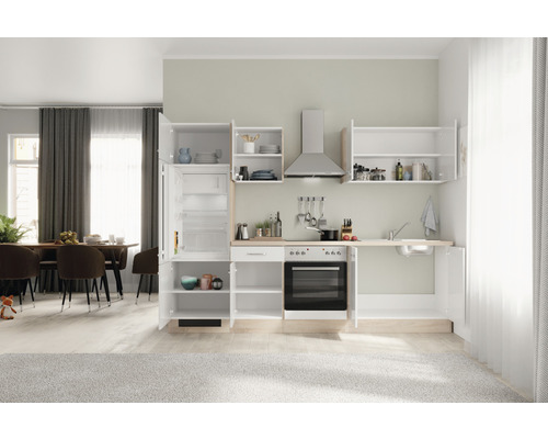 Helle Küche mit Kühlschrank, Spüle, Herd und Dunstabzugshaube in einem offenen Raum