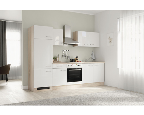 Helle Küche mit weißen Schränken und Edelstahldunstabzugshaube