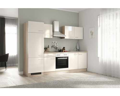 Komplette Küchenzeile mit Hängeschränken, Dunstabzugshaube und Einbauherd in einem hellen, modern eingerichteten Raum.
