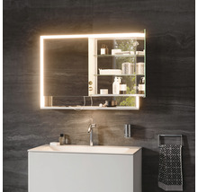 Modernes Badezimmer mit beleuchtetem Spiegelschrank, Waschbecken und Handtuchhalter