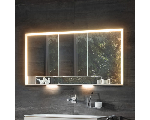 Beleuchteter Spiegelschrank im Badezimmer mit Ablagefläche