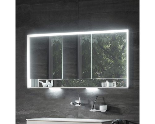 Beleuchteter Spiegelschrank im Badezimmer mit Regalen und Badezimmerutensilien.