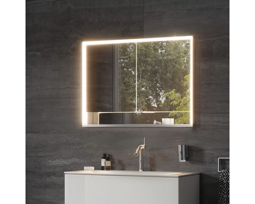 Beleuchteter Spiegelschrank über einem Waschbecken im Badezimmer.