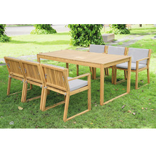 Gartentisch mit Stühlen aus Holz mit Auflagen auf Rasen