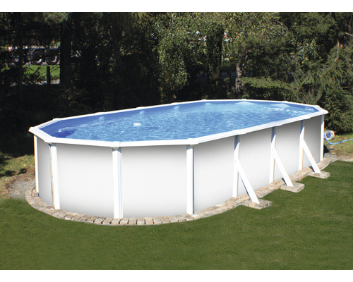 Ovales Aufstellbecken im Garten mit Wasser gefüllt.