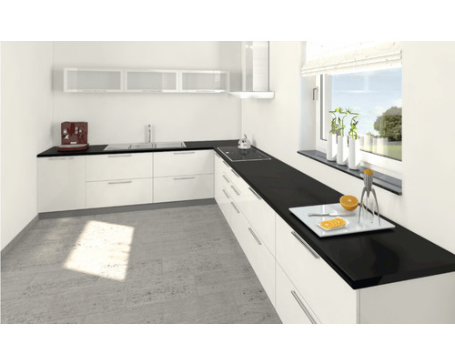 Helle Küche mit weißen Schränken und dunkler Arbeitsplatte