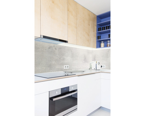 Küchenszene mit Einbaubackofen, Kochfeld, Dunstabzugshaube, Küchenschränken und Spüle