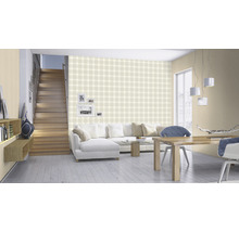 Wohnzimmer mit Treppe, Sofa, Esstisch und Wandtapete mit Karomuster.