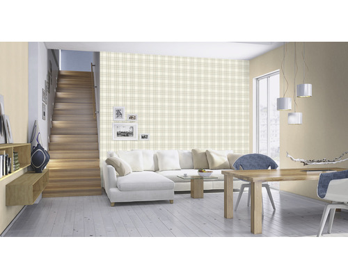 Wohnzimmer mit Treppe, Sofa, Esstisch und Wandtapete mit Karomuster.