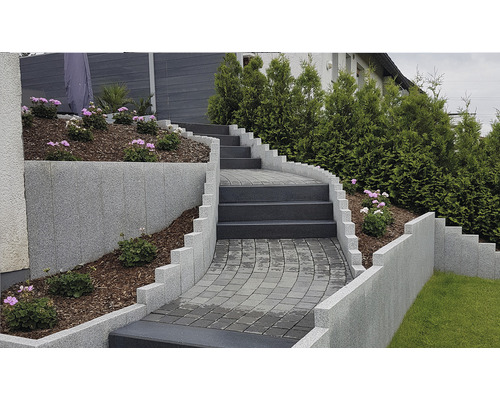 Außentreppe mit Pflastersteinen, Treppenstufen und seitlichen Mauerelementen