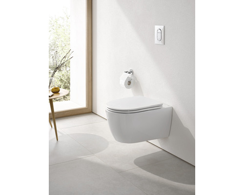 Modernes Badezimmer mit wandhängendem WC, Spülkasten und Toilettenpapierhalter