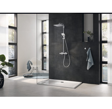 Modernes Badezimmer mit Duschkabine, Duschwanne und Armatur