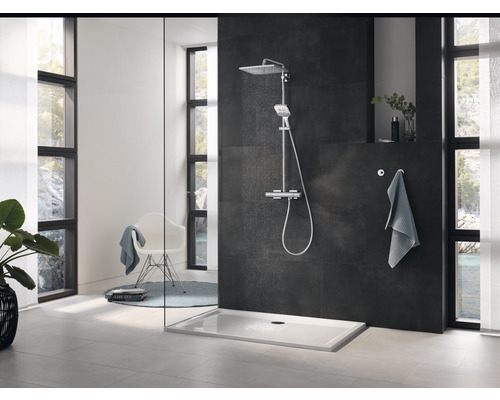 Modernes Badezimmer mit Duschkabine, Duschwanne und Armatur