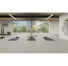 Heller Fitnessraum mit Yogamatten, Hanteln und großem Fenster