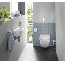 Badezimmer mit wandhängendem WC, Waschbecken und Fliesen