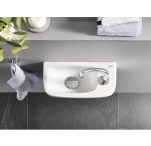 Aufnahme eines Badezimmers mit einem Aufsatzwaschbecken und einem Grohe Logo.