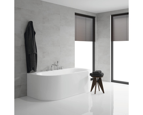 Helles Badezimmer mit Badewanne, Fenster mit Jalousien und Hocker mit Handtüchern