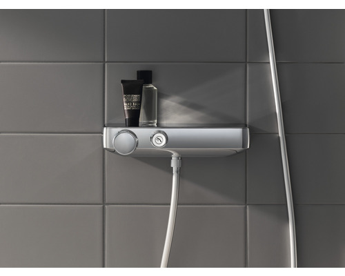 Aufputz-Brausethermostat mit Ablage und Brausegarnitur im Badezimmer