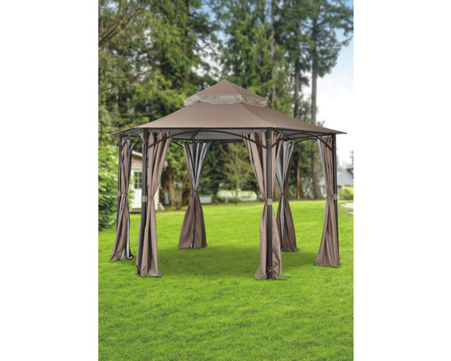 Freistehender Pavillon mit Vorhängen im Garten