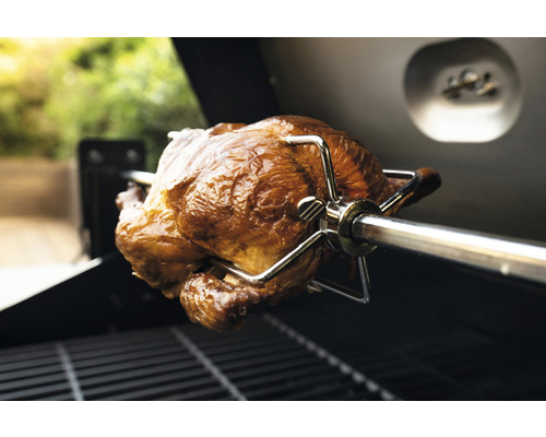 Gegrilltes Hähnchen am Drehspieß im Grill