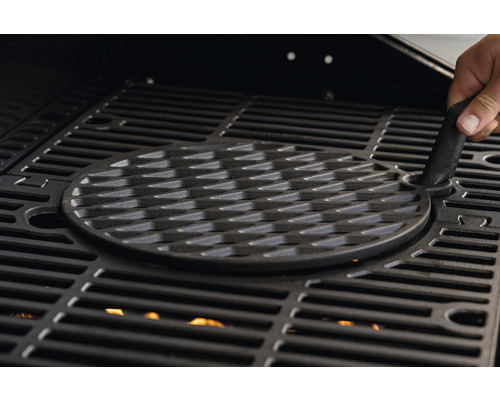 Grillrost mit rundem Einsatz auf einem Grill