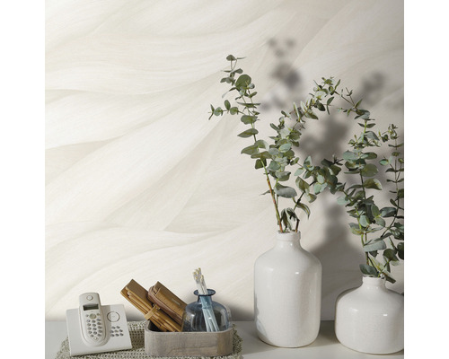 Helle Wandtapete mit Wellenmuster, kombiniert mit Dekorationsgegenständen