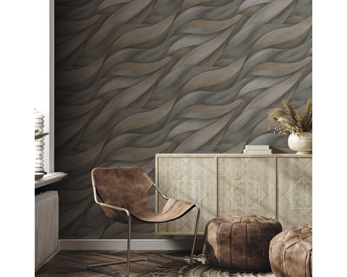 Wohnraum mit brauner Design-Tapete, Kommode und Ledersessel