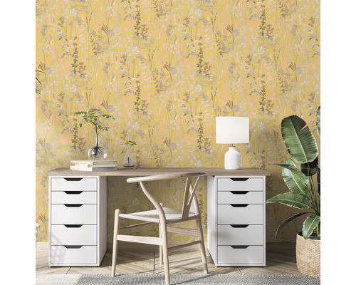 Szene mit einer Arbeitsfläche und einer gelben Blümchentapete