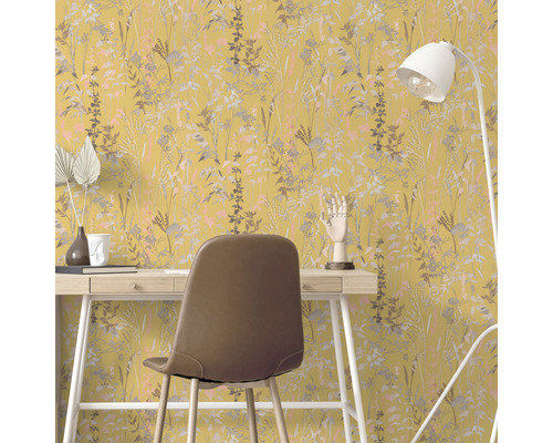 Szene mit Schreibtisch, Stuhl und floraler Tapete im Arbeitszimmer