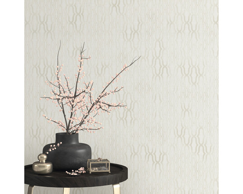 Dekoratives Zimmer mit gemusterter Tapete, Tisch und Blumenvase.