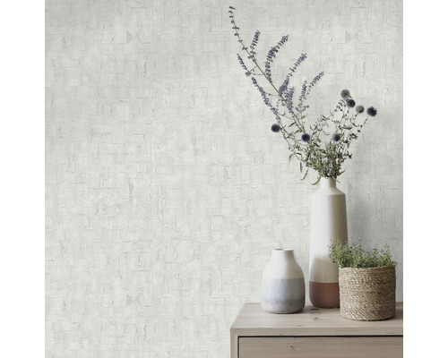 Helle Wandtapete mit abstrakter Textur und Vasen auf einem Tisch