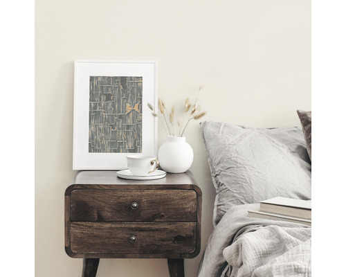 Dekoratives Schlafzimmerambiente mit Nachttisch, gerahmtem Bild, Vase und Bett