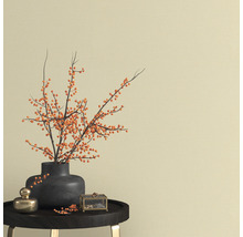 Dekorative Anordnung mit Vase, Zweigen und Schmuckkästchen auf einem Tisch.