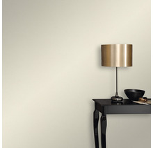 Wandgestaltung mit Tisch und Lampe.