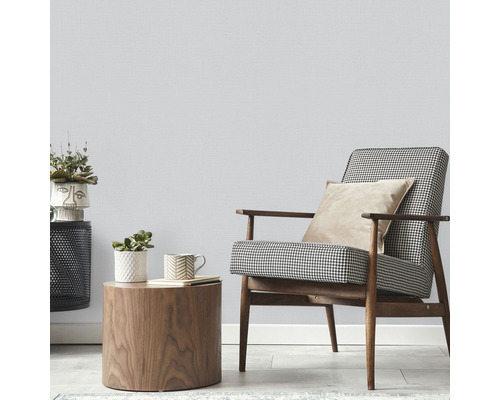 Heller Raum mit Sessel, Beistelltisch und Zimmerpflanzen